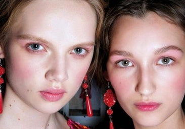 El colorete en crema que lo cambia todo: el truco más sencillo para rejuvenecer al instante